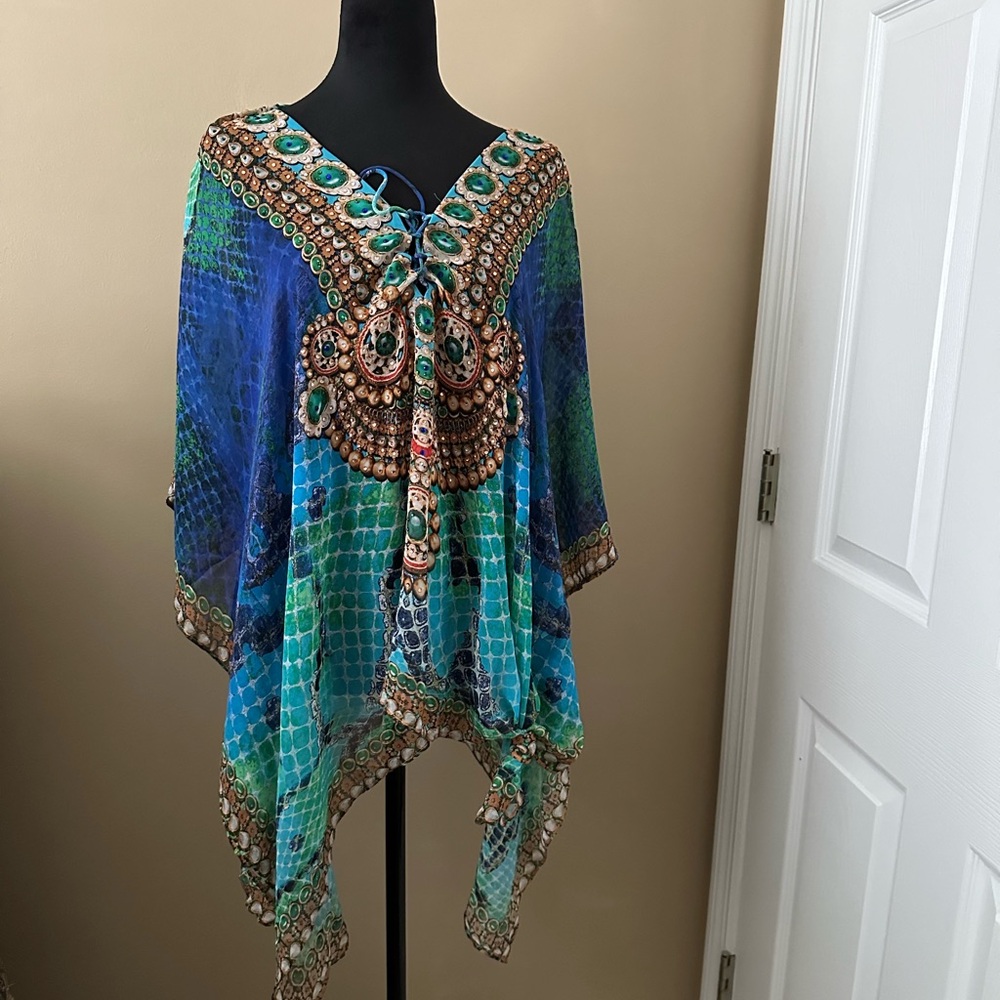 Becca multicolored top. Large flows and very light. 100% polyester